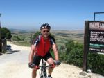 Mountainbiker während der Fahrradreise in der provinz Cadiz in Andalusien