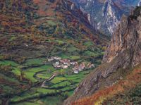 Asturien-Naturpark-mit-Dorf-Somiedo