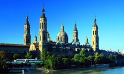 Zaragoza Basilika del Pilar und Fluss Ebro