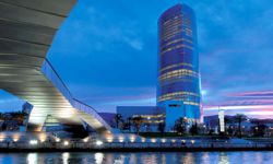 Bilbao - Fußgängerbrücke Pedro Arrupe und Iberdrola-Turm